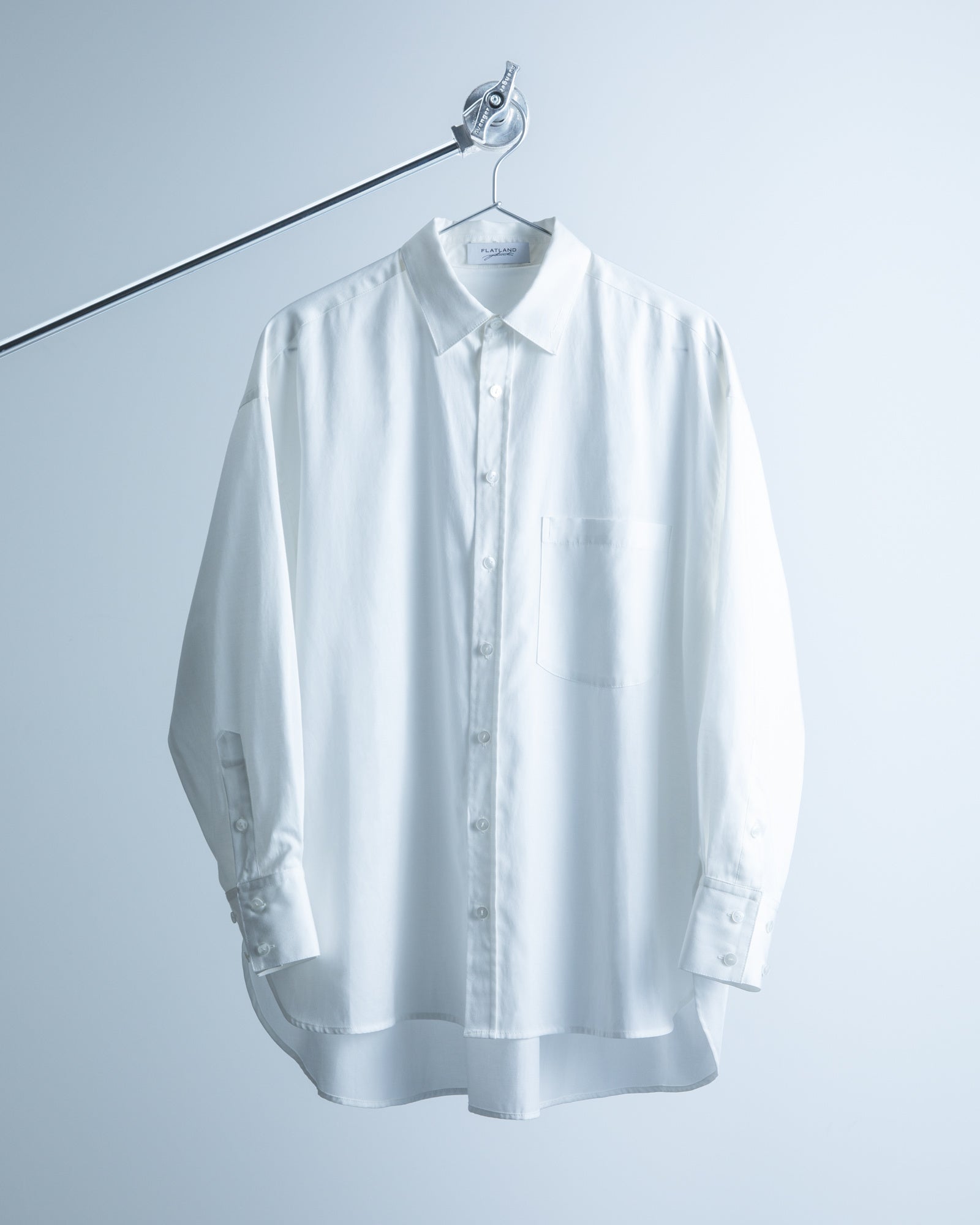 森田美勇人がディレクターを務めるプロジェクト「FLATLAND」から3rd collection 「Freestyle design shirt」が発売される。