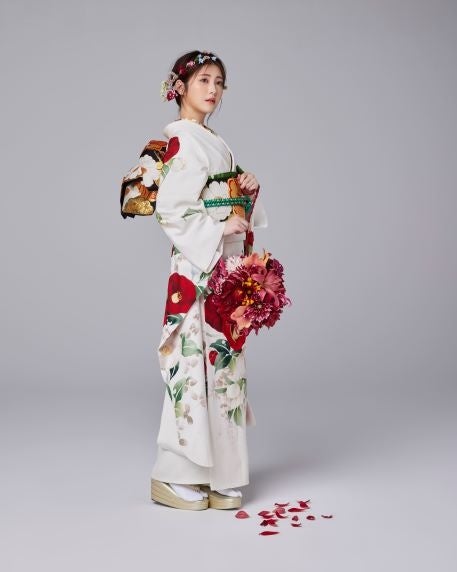 浜辺美波さんが麗やかな振袖を身に纏った 京都きもの友禅 最新振袖コレクション 小物を取り入れ旬のスタイルに仕上げた気品あふれる新ビジュアルを公開