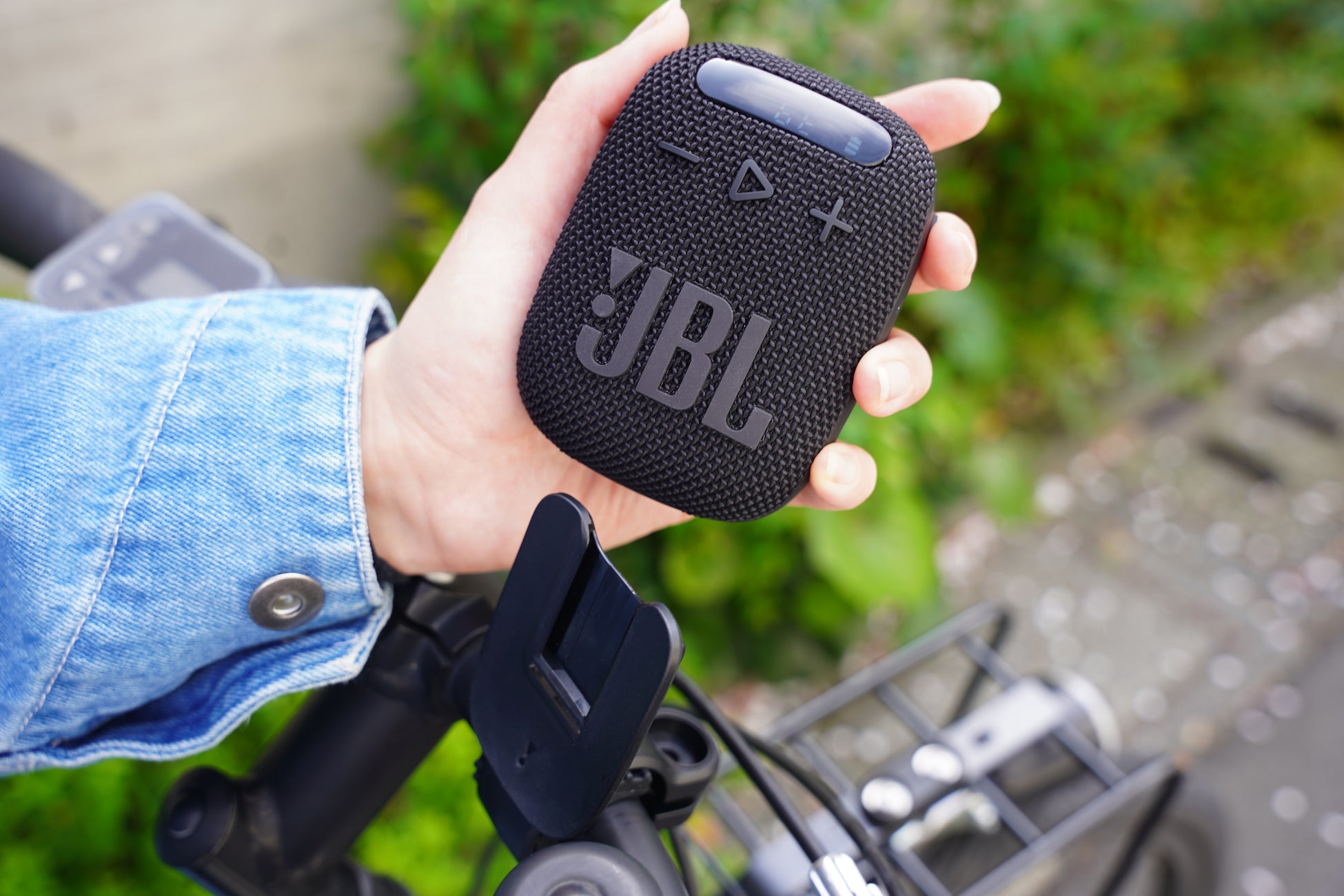 自転車や鞄にも取り付け可能でインドアからアウトドアまで活躍するポータブルBluetoothスピーカー「JBL WIND 3」新発売