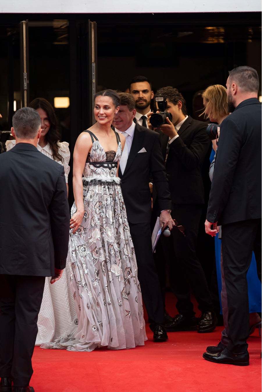 【ルイ·ヴィトン】第57回カルロヴィ·ヴァリ国際映画祭にて、アリシア·ヴィキャンデルがルイ·ヴィトンを着用