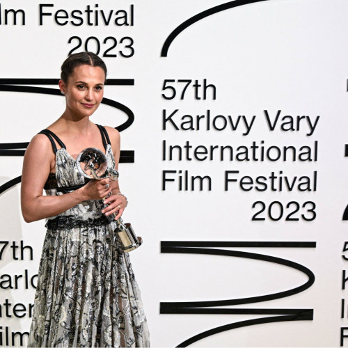 【ルイ·ヴィトン】第57回カルロヴィ·ヴァリ国際映画祭にて、アリシア·ヴィキャンデルがルイ·ヴィトンを着用