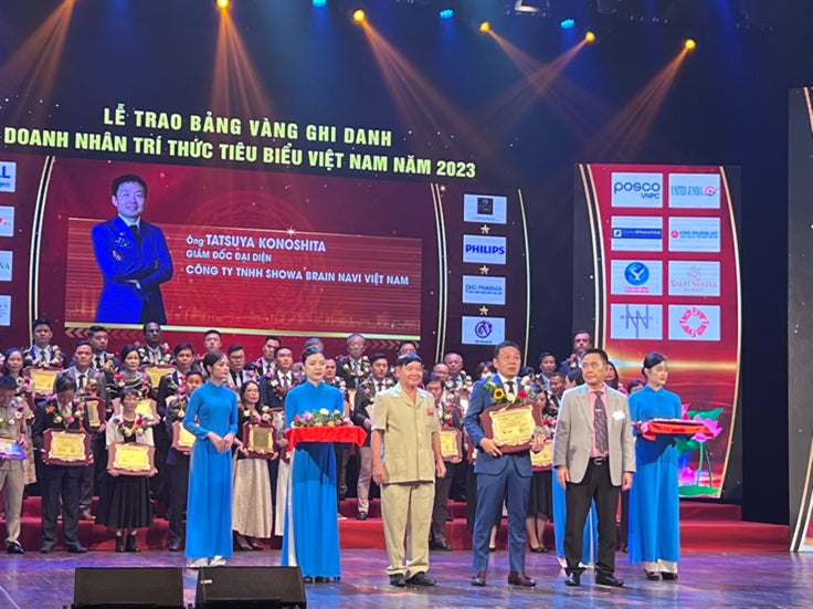 当社カードゲーム事業がベトナムの経済発展への貢献を評価され商品・ブランド・企業の３部門で国内のトップ20として授賞