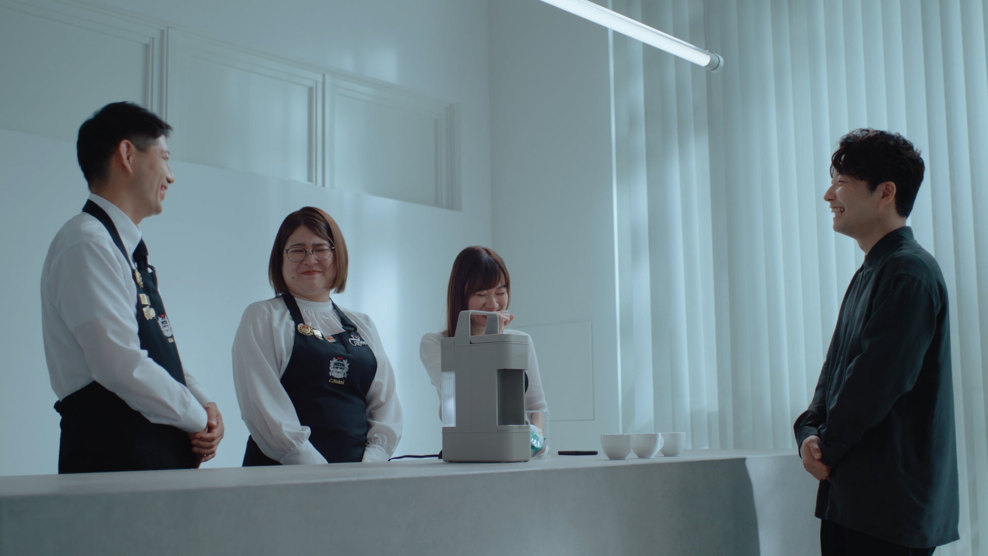 星野 源さん、新発売のドリップ式コーヒーマシンを体験。プロの抽出レシピに終始感動！新WEB動画『COFFEE CREATION 抽出篇「DRIP POD YOUBI」』を9月26日より公開