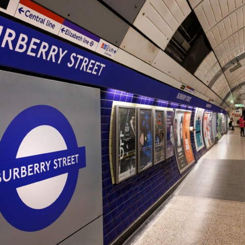 ロンドンのボンド・ストリート駅がバーバリー・ストリートに変身