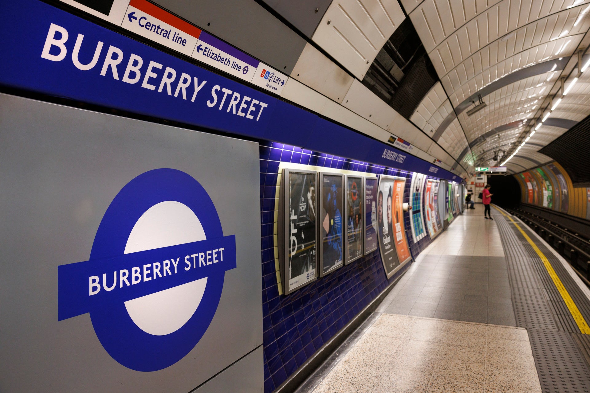 ロンドンのボンド・ストリート駅がバーバリー・ストリートに変身