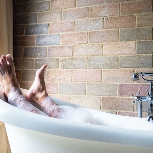 50代男性の毎日入浴の割合は36%。入浴剤使用率も低め。入れない理由はコストがダントツ！入浴剤使用の実態調査報告