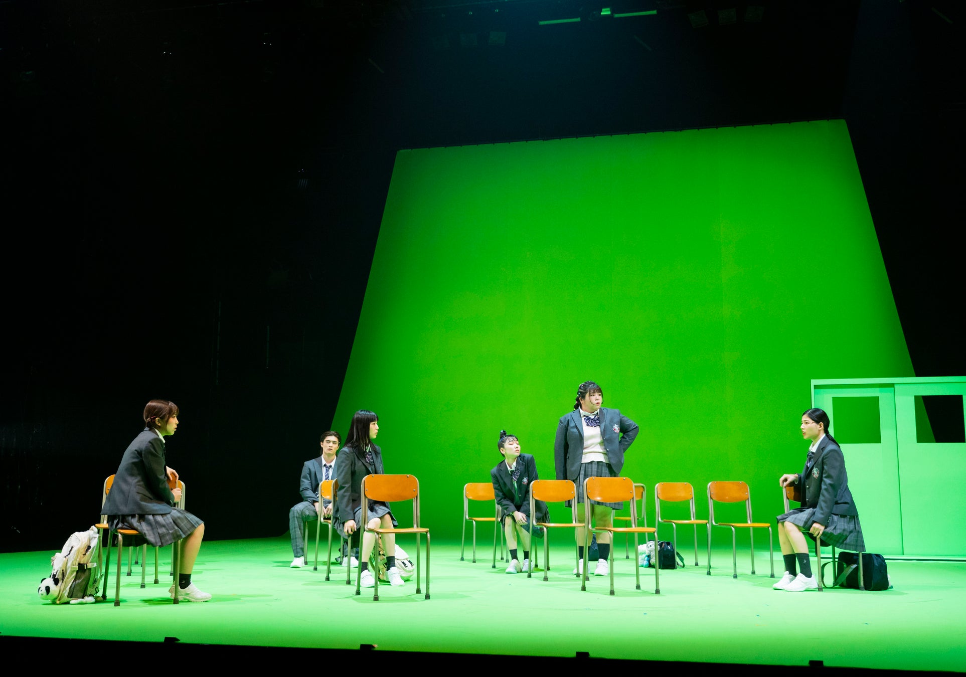 KAAT神奈川芸術劇場プロデュース『SHELL』が開幕　人間の＜かたち＞を、魅力的な芝居とステージング、音楽で魅せる意欲作