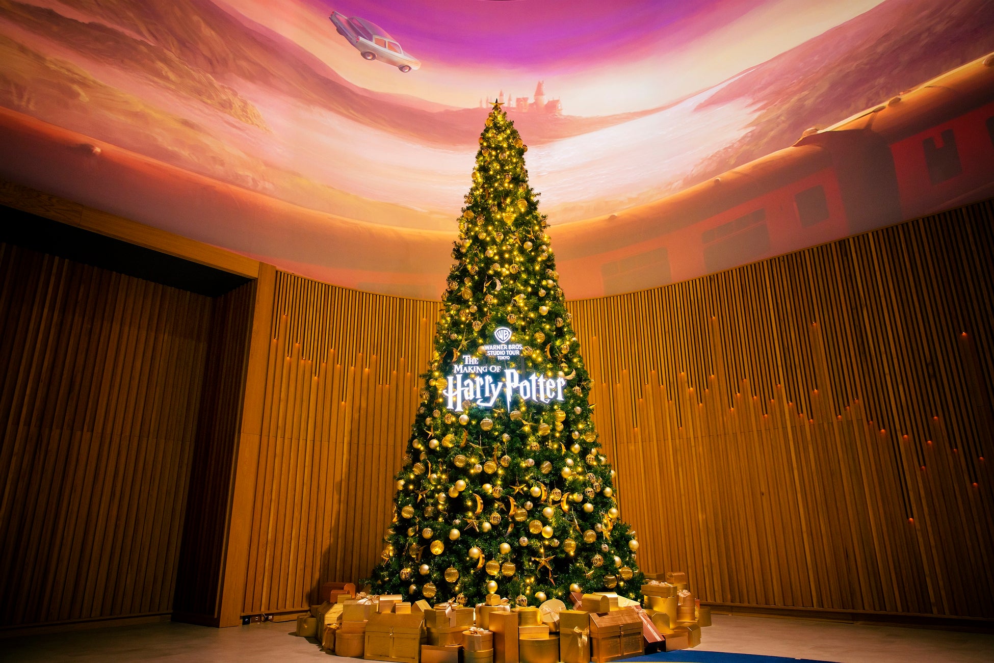 ワーナー ブラザース スタジオツアー東京 ‐ メイキング・オブ・ハリー・ポッター　初めてのクリスマス・シーズンを彩るツリーが登場！