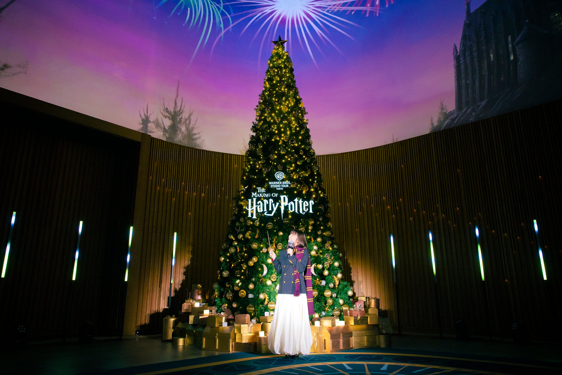 ワーナー ブラザース スタジオツアー東京 ‐ メイキング・オブ・ハリー・ポッター　初めてのクリスマス・シーズンを彩るツリーが登場！