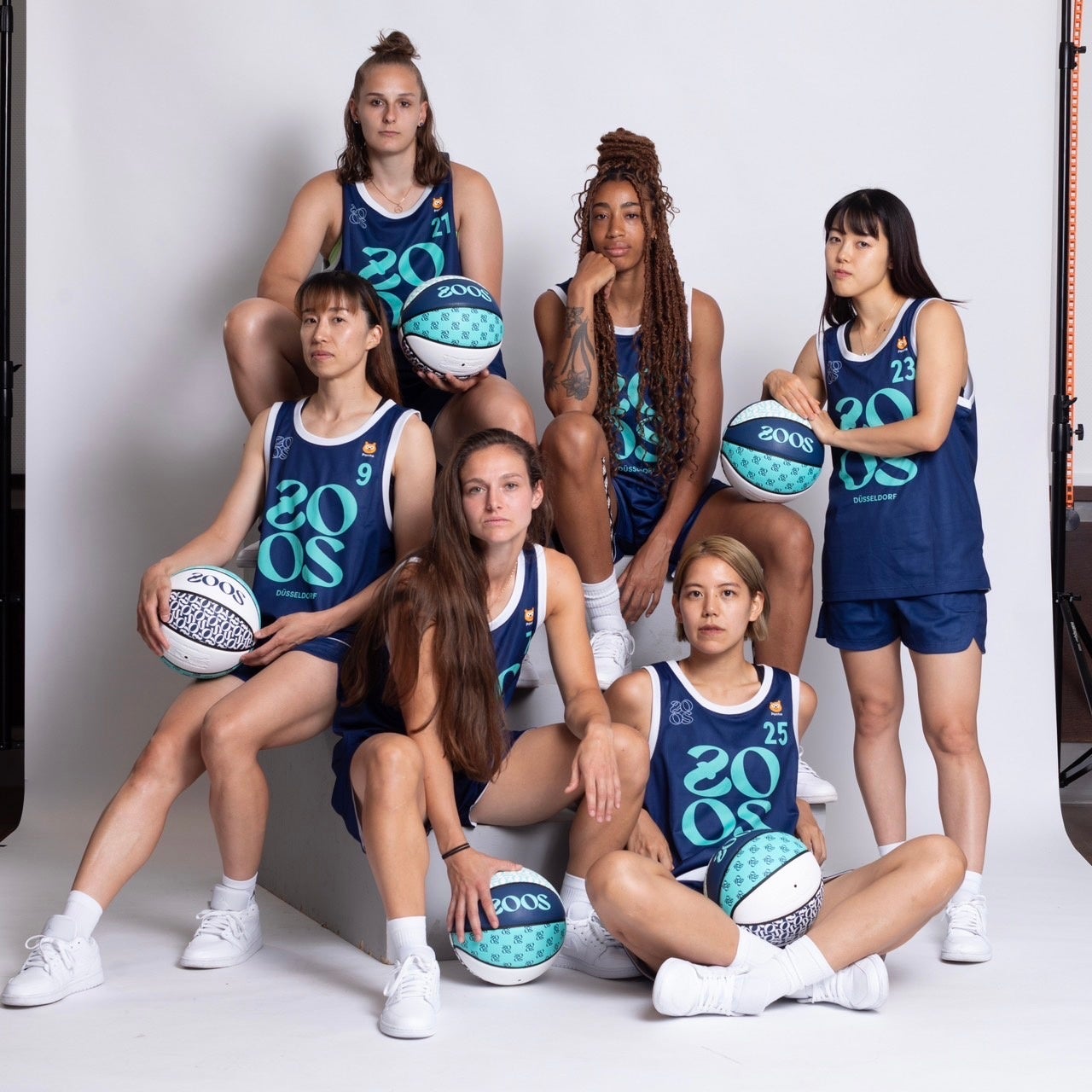 3×3 女子バスケチーム〈ZOOS〉が世界大会優勝を記念した、アーティスト・OKI KENICHIとのコラボレーションコ...