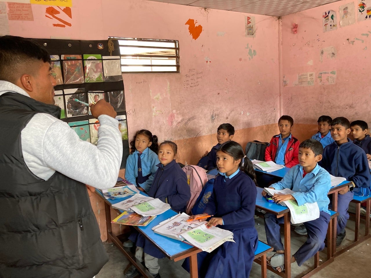 認定NPO法人REALE WORLDが、ネパールの公立学校で歯磨き講習会を実施