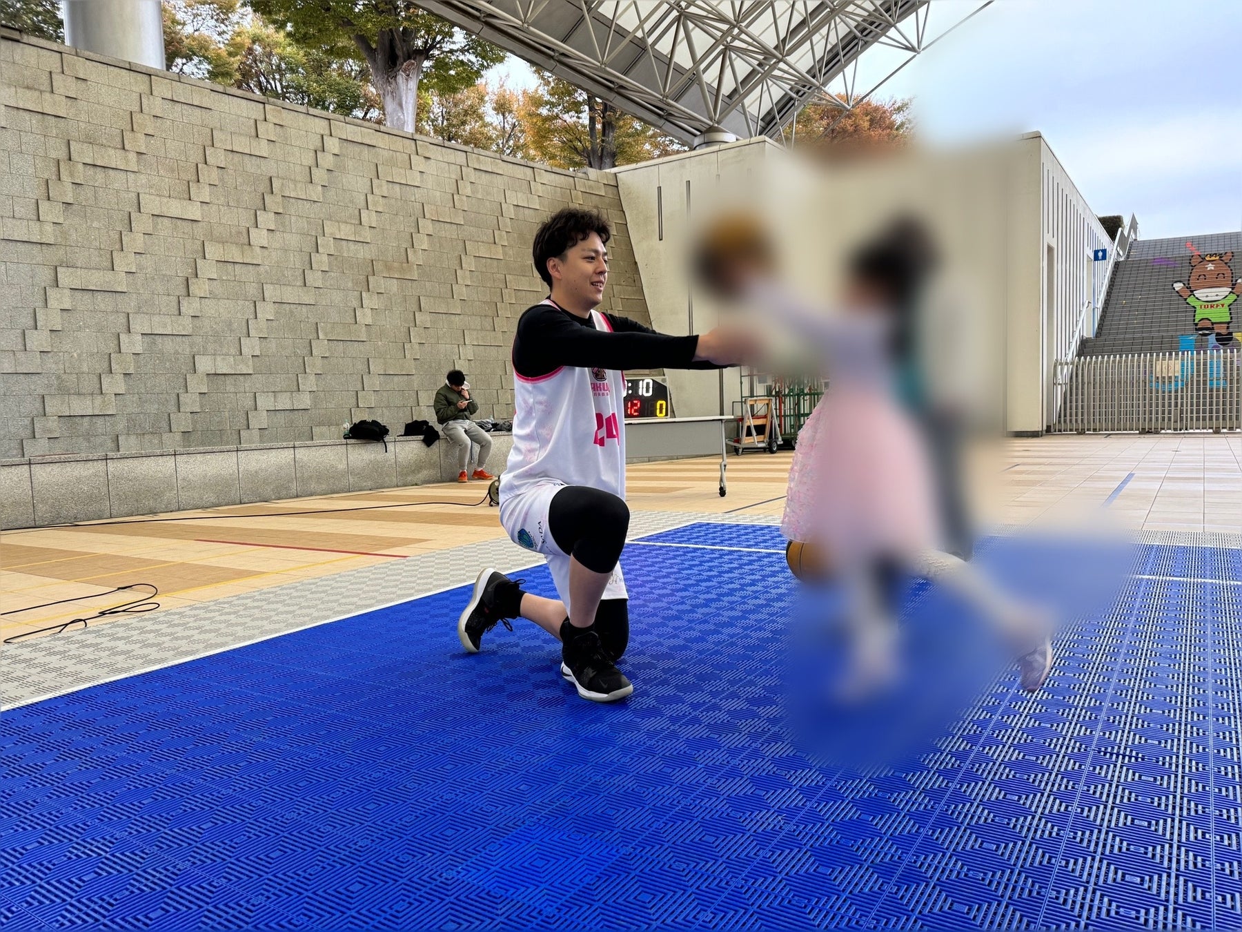 "中山競馬場がバスケットボールコートに変身！SAKURA FUNABASHIが子供向けクリニックを開催"