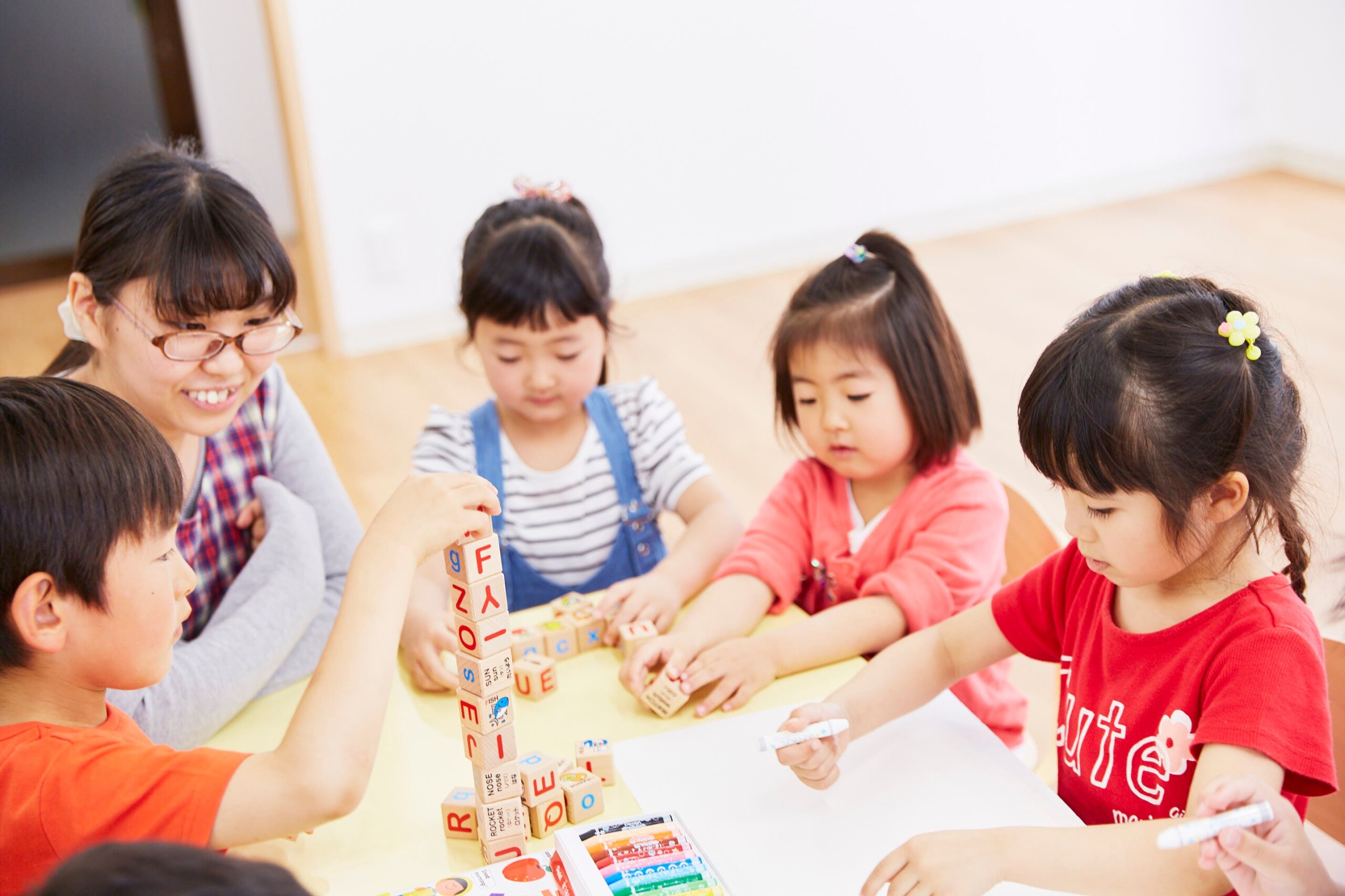 保育園に 1カ月で外国人講師とコミュニケーションできる 英語×IT教育