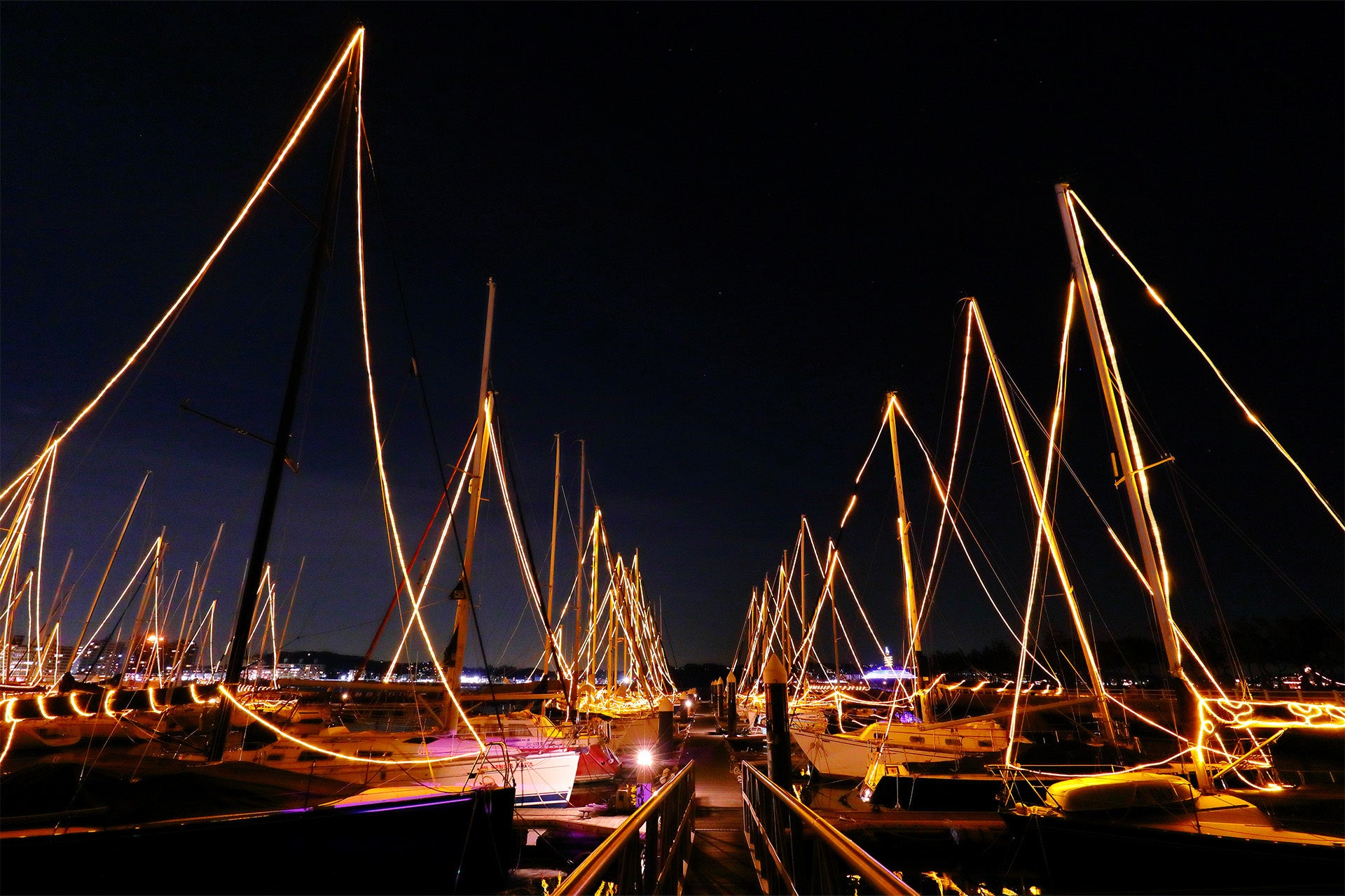 【江の島ヨットハーバー】ヨット40艇が光るECOクリスマスイルミネーションは、次世代自動車からの給電！Insta...