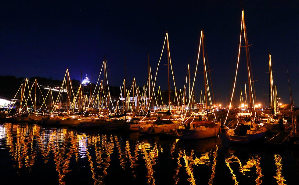 【江の島ヨットハーバー】ヨット40艇が光るECOクリスマスイルミネーションは、次世代自動車からの給電！Insta...