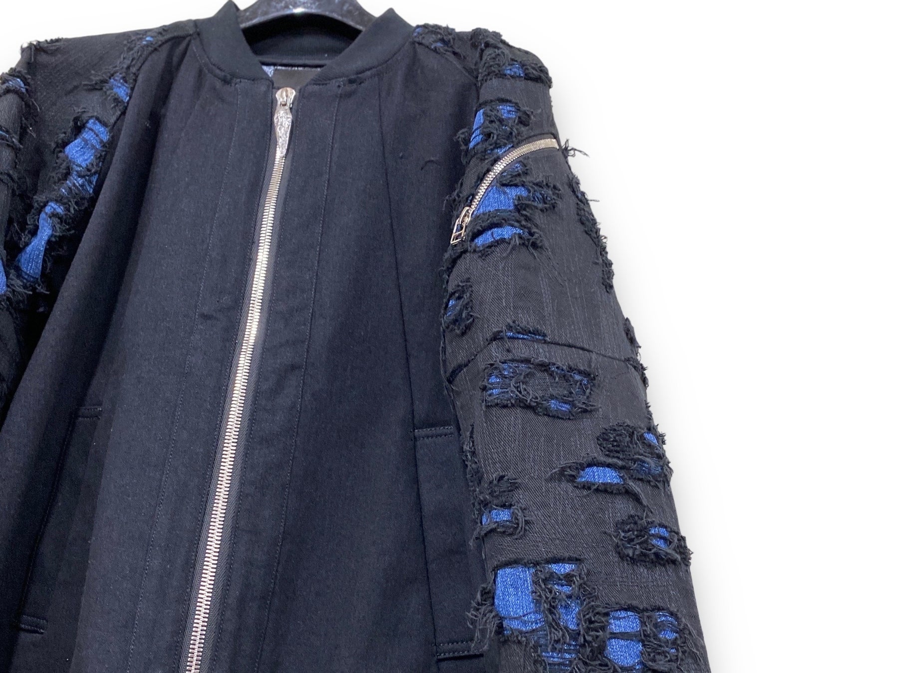 MA1型のジャケットが登場した。袖とバックヨークがダメージ刺繍デニムとなっている。