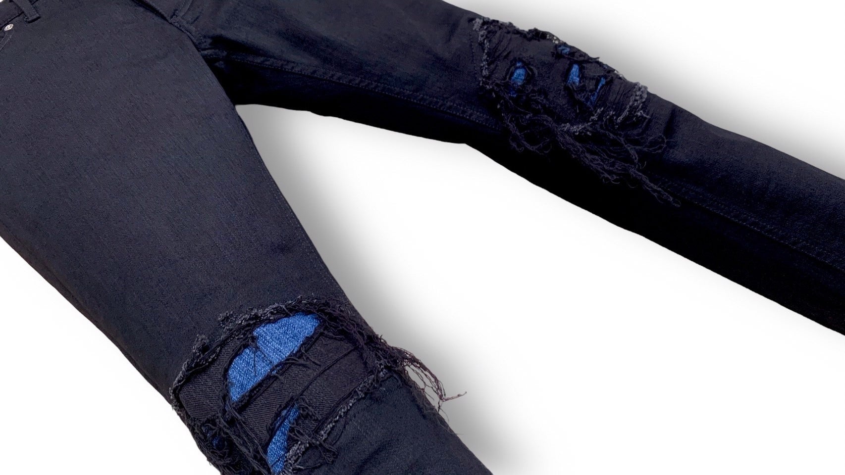 膝位置に穴を開け刺繍素材をリペアデザインしたスキニータイプのデニムパンツ