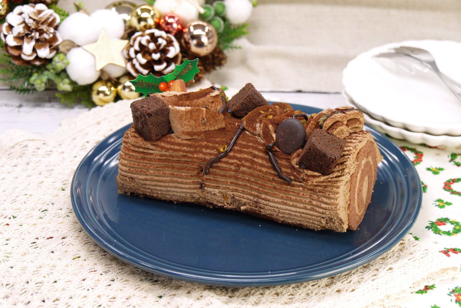 【クリスマス】３種のベルギーチョコレートを使った定番“ブッシュドノエル”など、クリスマススイーツ９品目を...