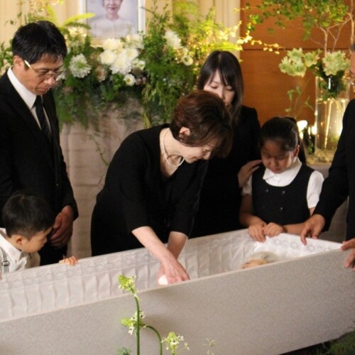 親や親族の葬儀で直葬（火葬式）を選ばない人は99％ 葬儀は低価格より家族の「絆」を重視して選ぶ