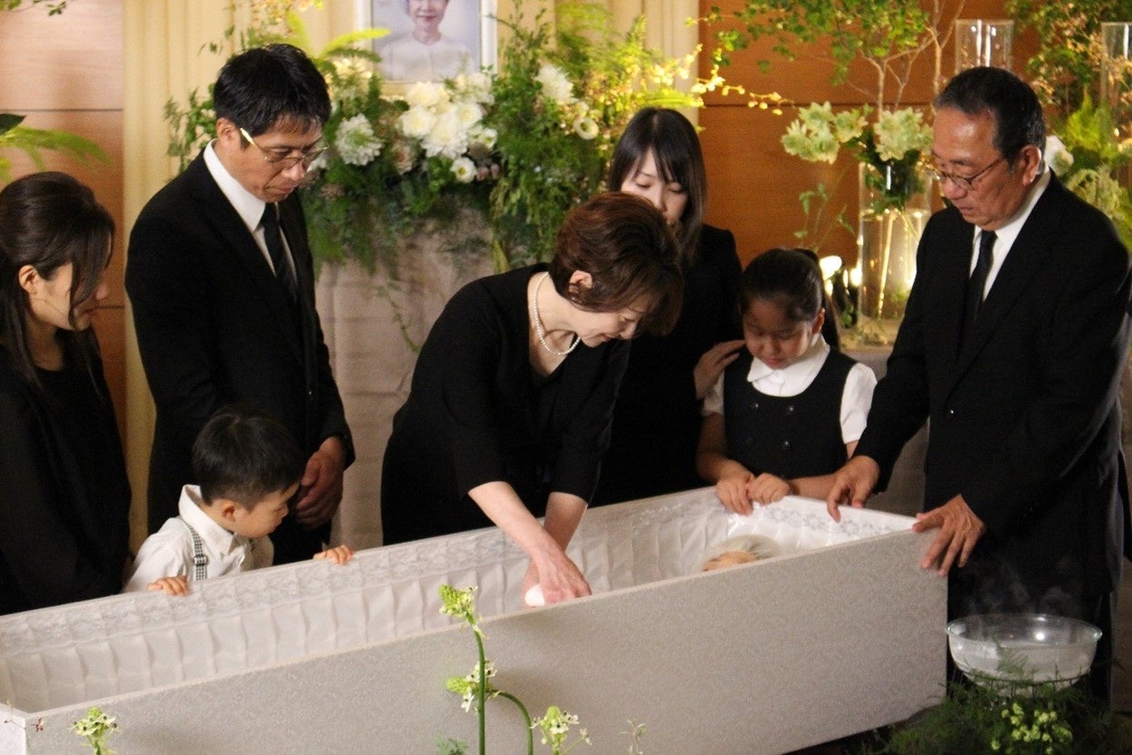 親や親族の葬儀で直葬（火葬式）を選ばない人は99％ 葬儀は低価格より家族の「絆」を重視して選ぶ