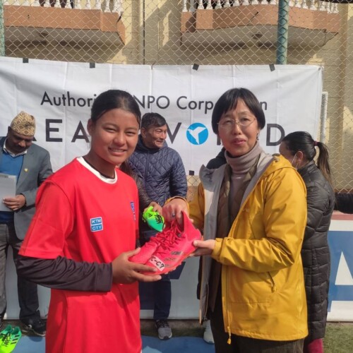 認定NPO法人REALE WORLDが、U-19サッカーネパール女子代表チームにスパイクを寄付