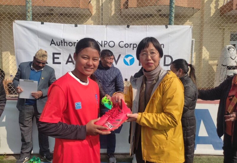 認定NPO法人REALE WORLDが、U-19サッカーネパール女子代表チームにスパイクを寄付