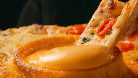 ドミノ・ピザ、新商品「チーズボルケーノ™」２種類1月9日から期間限定発売直径40cm特大ピザ中央に、アツアツ...