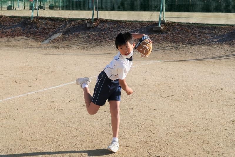 大谷選手のフォームを真似る児童