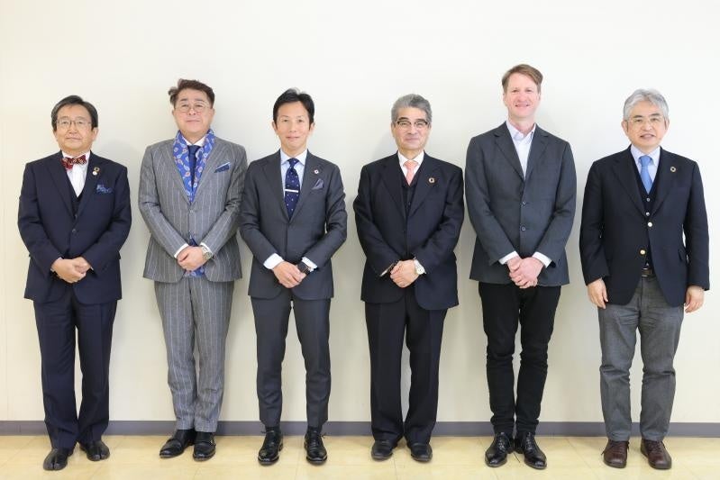 集合写真（左から那須保友学長、多賀代表取締役、松本代表取締役社長、町田准教授、PRICHARD CALEB SYLVE准教授、菅誠治理事（教学担当）・上席副学長）