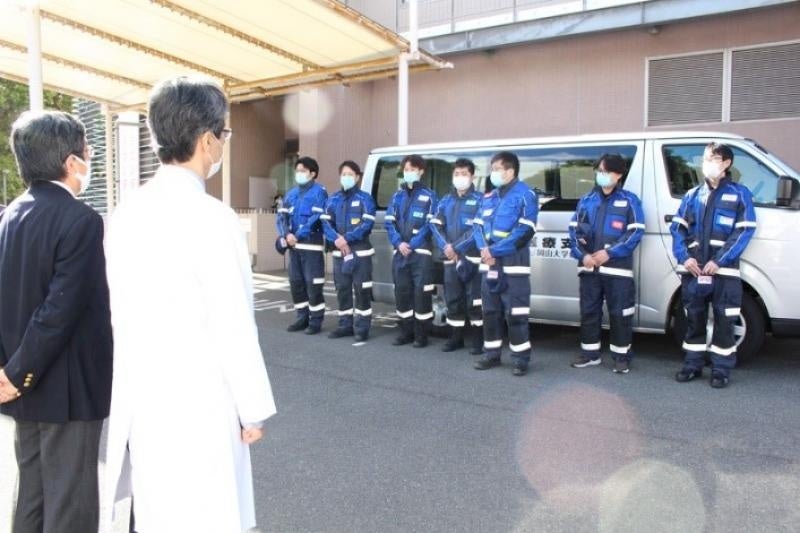 前田理事・病院長からの激励のあと、DMATチームの リーダー・小﨑医師（右から3人目）のあいさつ