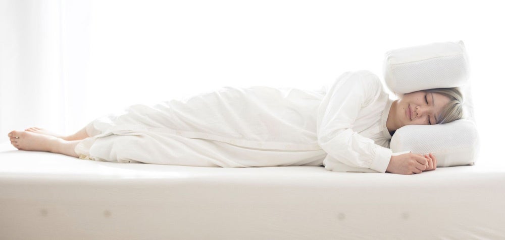 いつでも、どこでも、誰でもハマる、かぶって眠る装着型枕が、も～っとハマるようになって帰ってきた！寝返り...