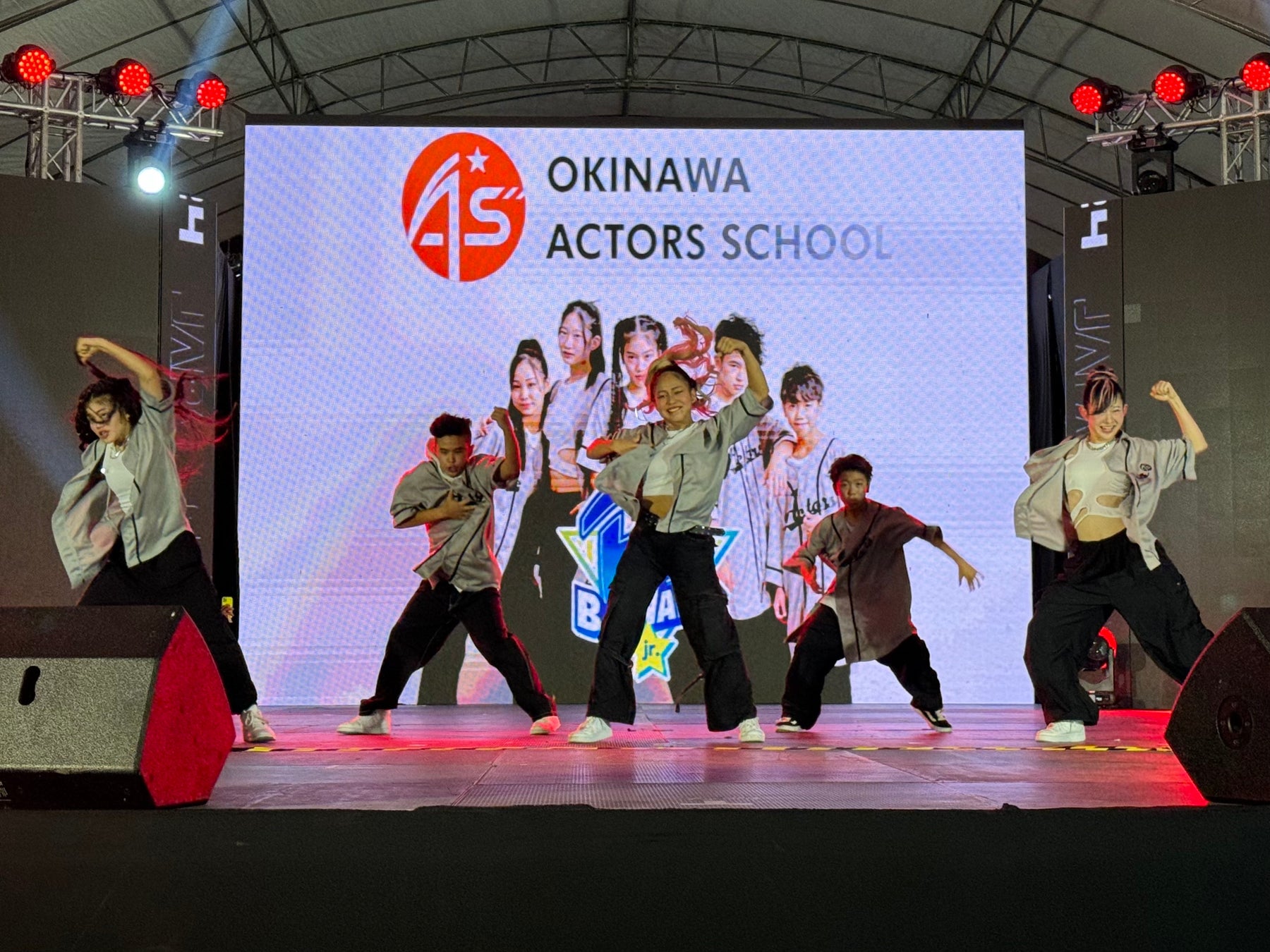新生沖縄アクターズスクールが育成・プロデュースする「B.B.WAVES jr.」がタイで開催されたJAPAN EXPO THAILA...