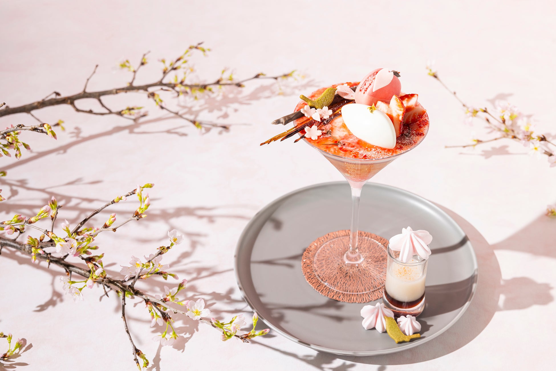 ザ・プリンスギャラリー 東京紀尾井町 桜の絨毯を描いた春の訪れを祝うパフェ「SAKURA Bloom Parfait」を販売