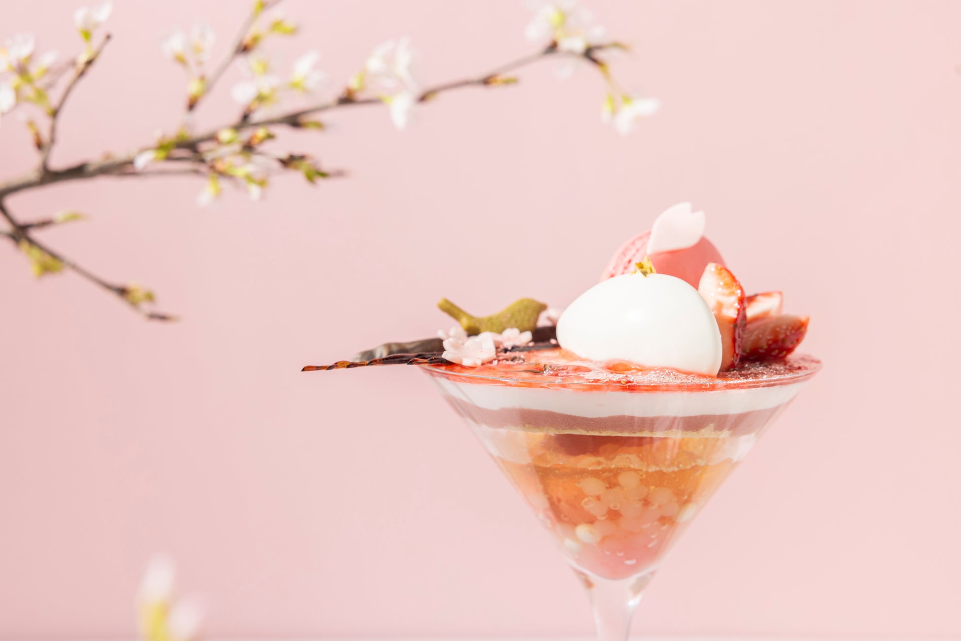 ザ・プリンスギャラリー 東京紀尾井町 桜の絨毯を描いた春の訪れを祝うパフェ「SAKURA Bloom Parfait」を販売