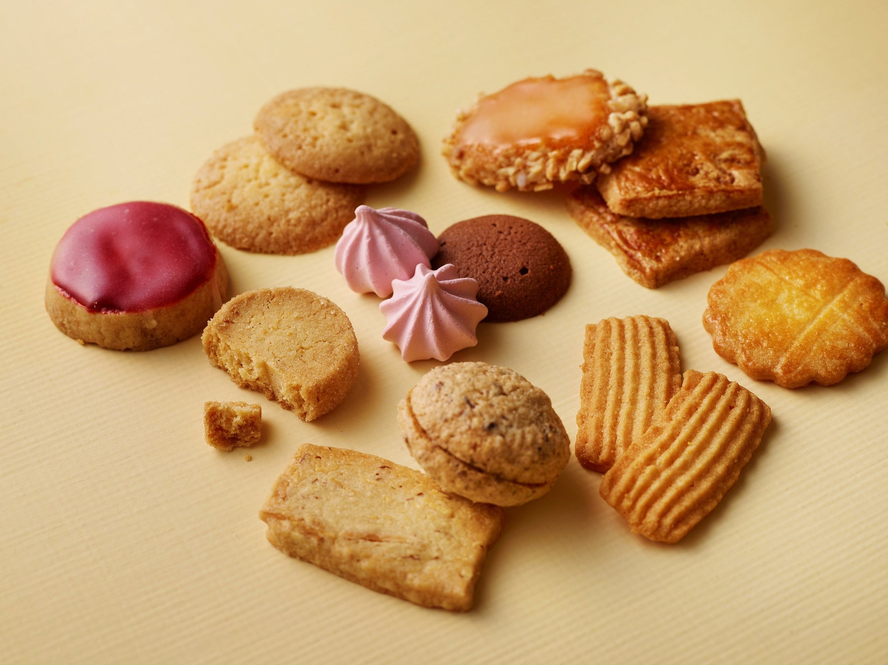 パティシエ エス コヤマにクッキー缶『クッキーの教科書』が誕生！兵庫県三田市の本店に加えてジェイアール名...