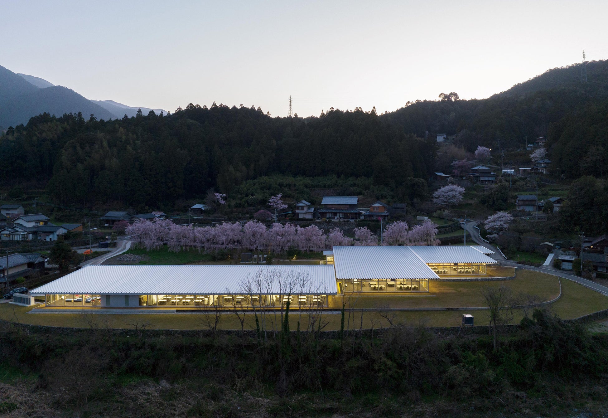 レプロ格子梁による木造グリットシステム〈神山まるごと高専 大埜地校舎〉