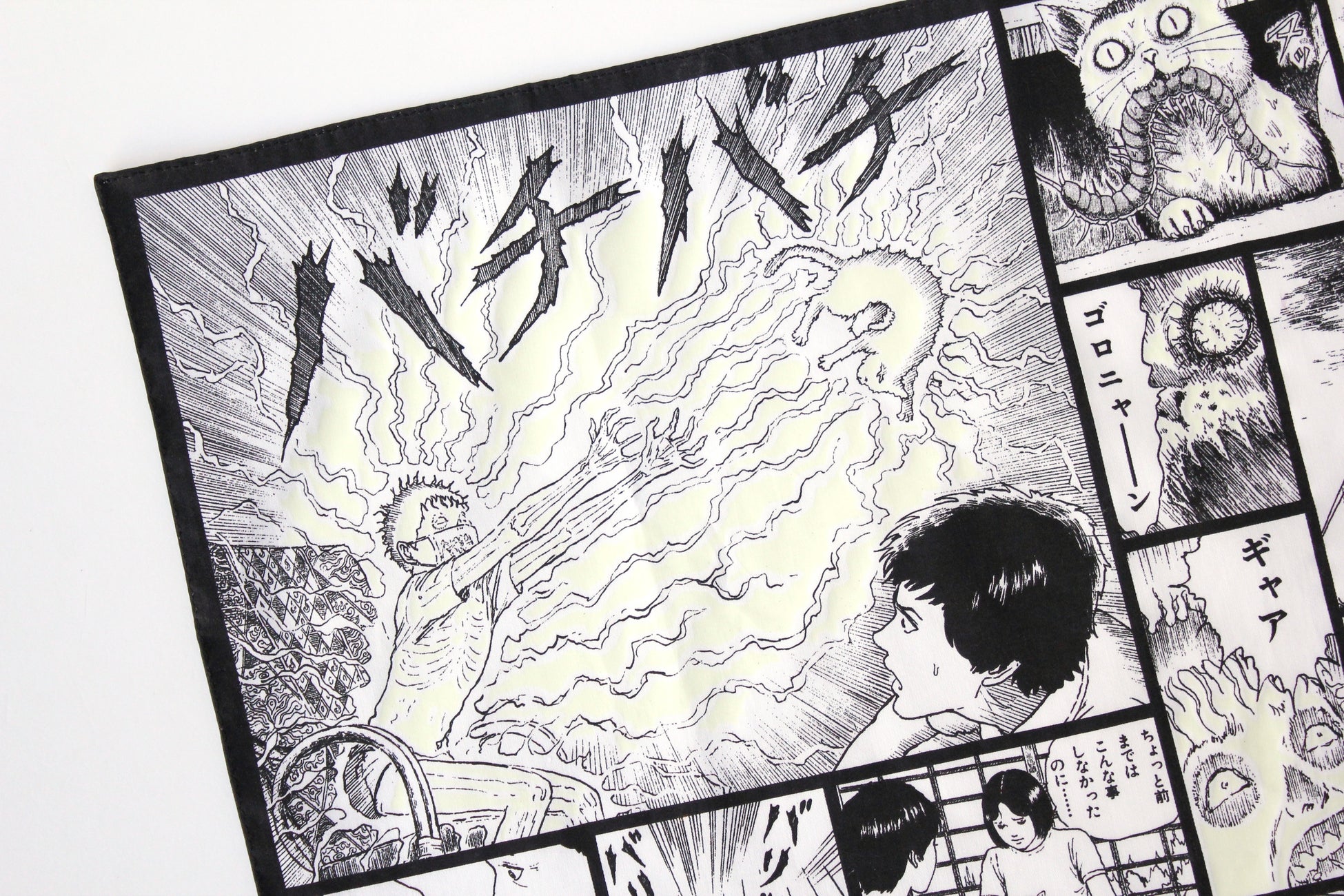 日本ホラー漫画界の巨匠、伊藤潤二の漫画がハンカチに。初の大型原画展にあわせ、暗闇で光る仕様など、こだわ...
