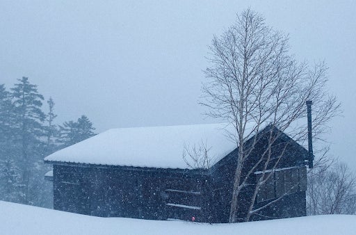 積雪300cmの豪雪地域も20年保証。屋根一体型太陽光パネルRoof-1の積雪対応モデル販売開始。