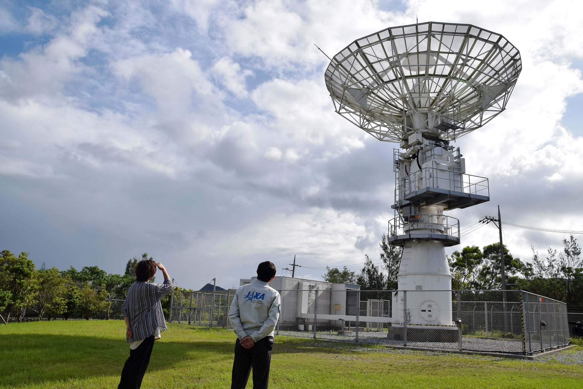 沖縄宇宙通信所で人工衛星の運用に 使用されているアンテナを見る三浦大知さん