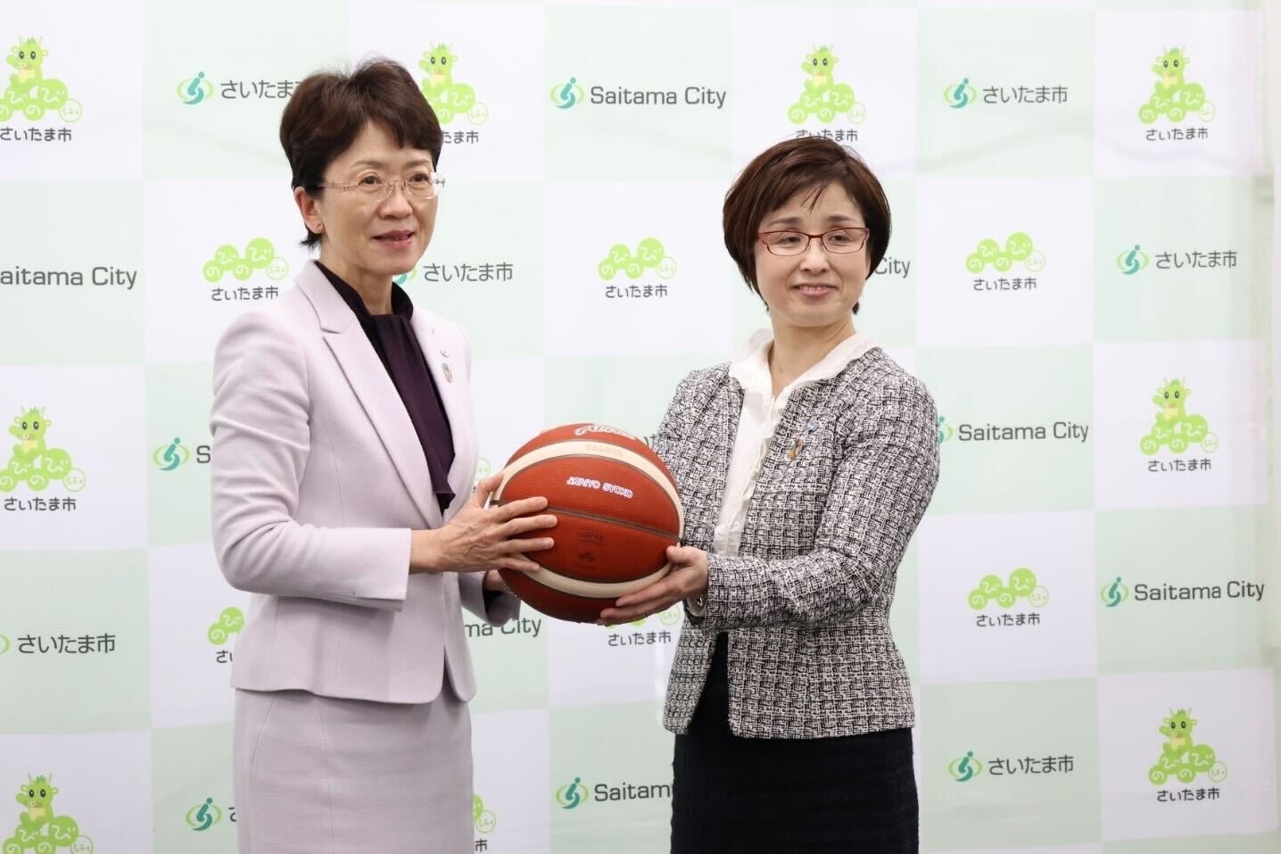 【SDGs】越谷アルファーズ　さいたま市教育委員会へのバスケットボール寄贈式を実施
