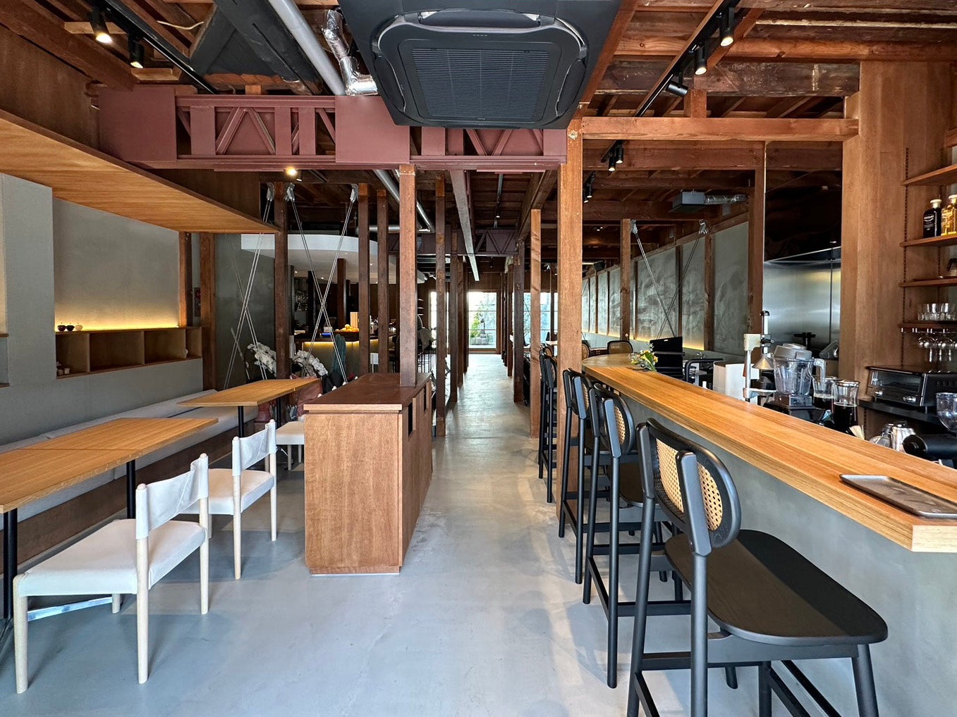 広島市中⼼部に地元の素材を活かした料理とカフェ、バースペースを併せ持つ、新たなスタイルの飲⾷店舗「PLAC...