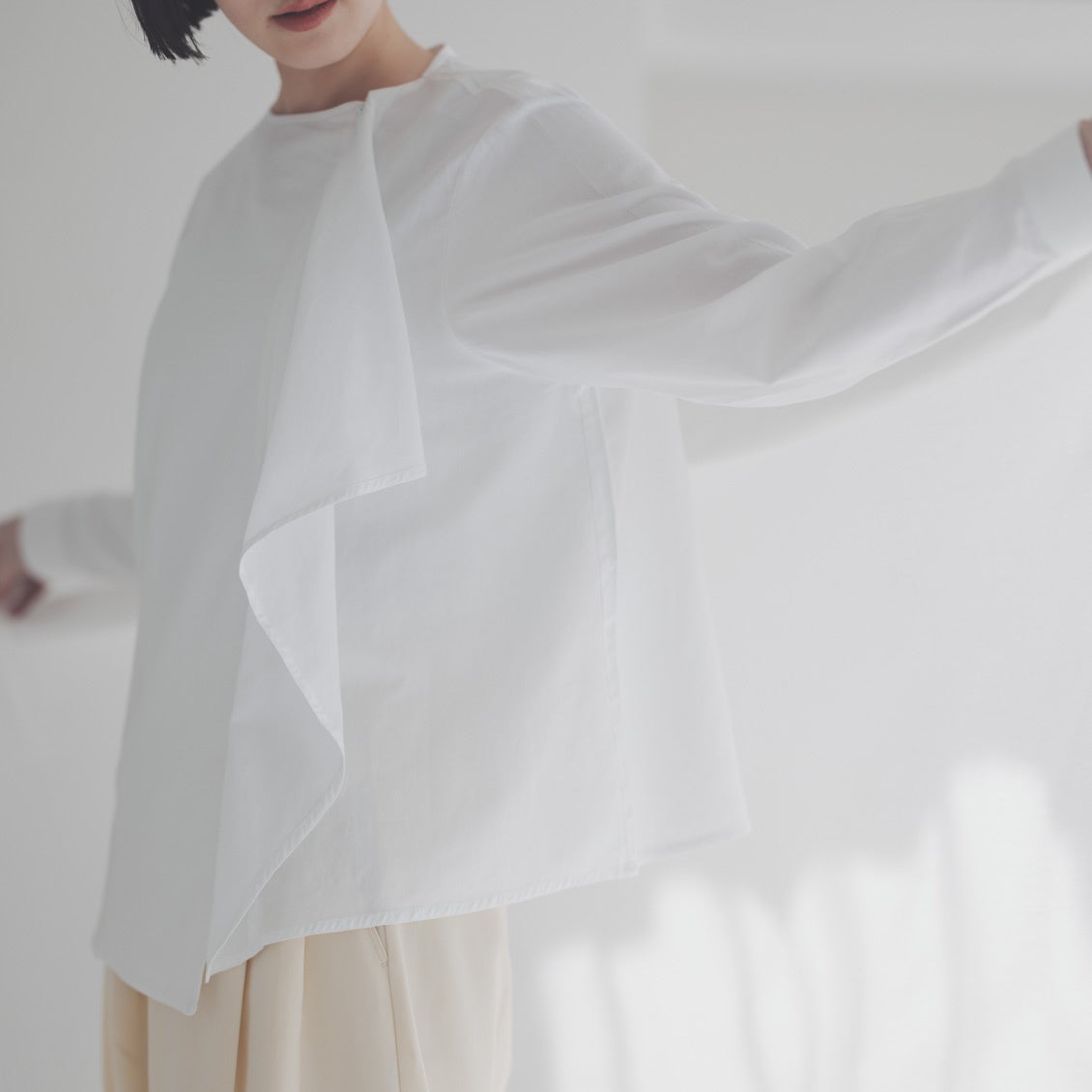 北欧、暮らしの道具店 と ERIKO YAMAGUCHI が初コラボ。浮遊感のある真っ白なブラウス ”hope” を発表。