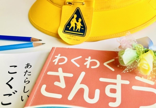 和光市立新倉小学校で「簡易ヘルメット入りUVカット校帽」がオリジナルデザインで採用、1年生が登校！ぜひご...