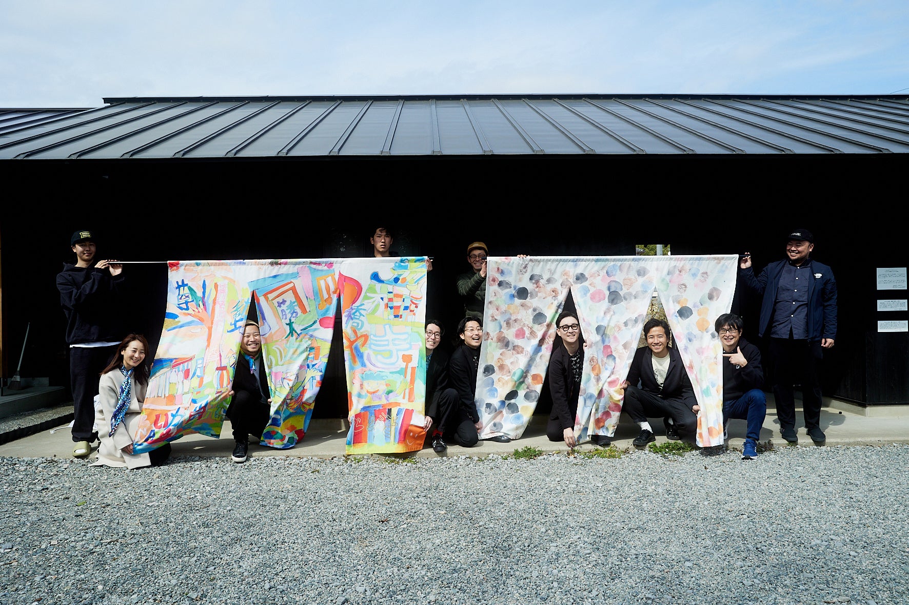 福島県浪江町の酒蔵haccobaでヘラルボニーのアート暖簾お披露目、同テーマのお酒「Fuuu!do」も発売開始