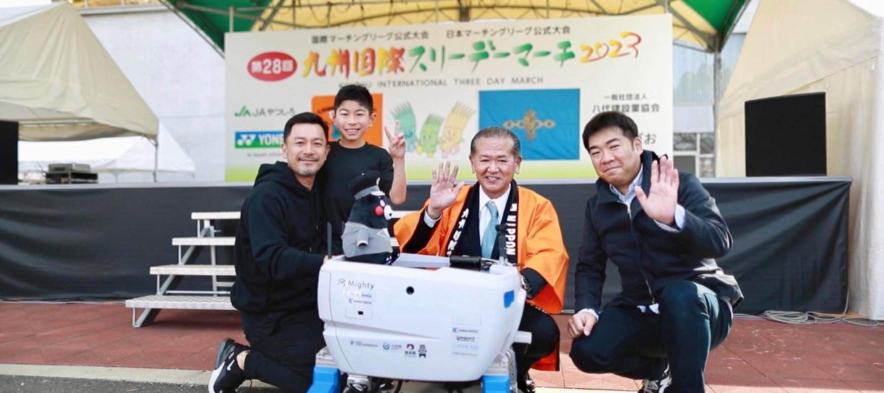 Mightyと記念撮影。左から髙島氏、中村市長、多田