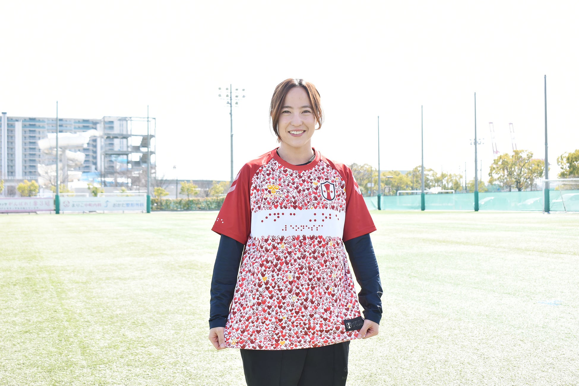 ヒュンメルと INAC神戸が視覚障がい者支援に繋げる点字シャツを発表!