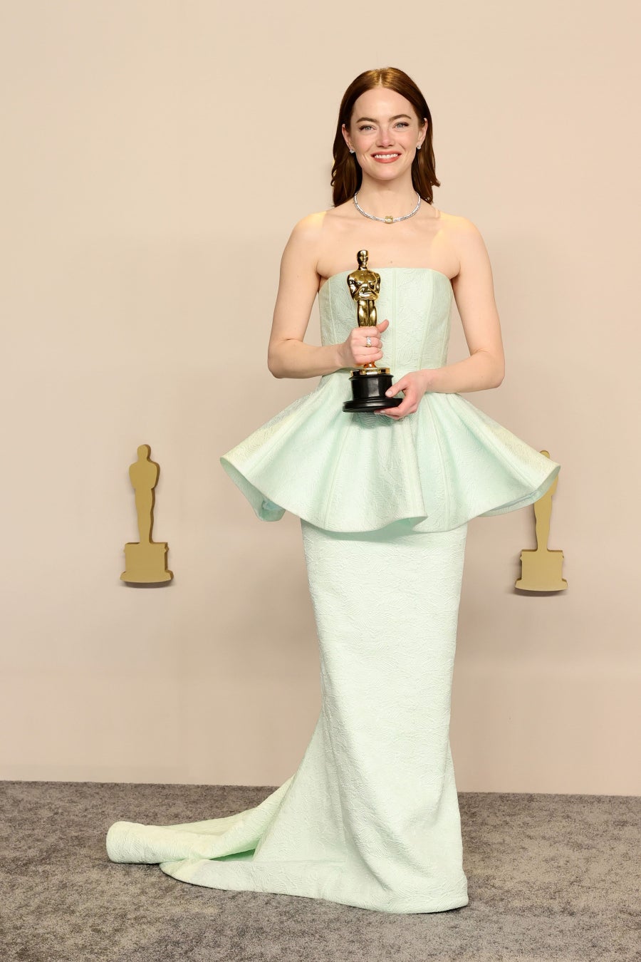 【ルイ·ヴィトン】第96回アカデミー賞で主演女優賞を受賞した、エマ·ストーンがルイ·ヴィトンを着用