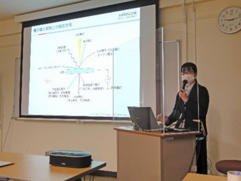 講義を行う株式会社日立ハイテクの和久井氏