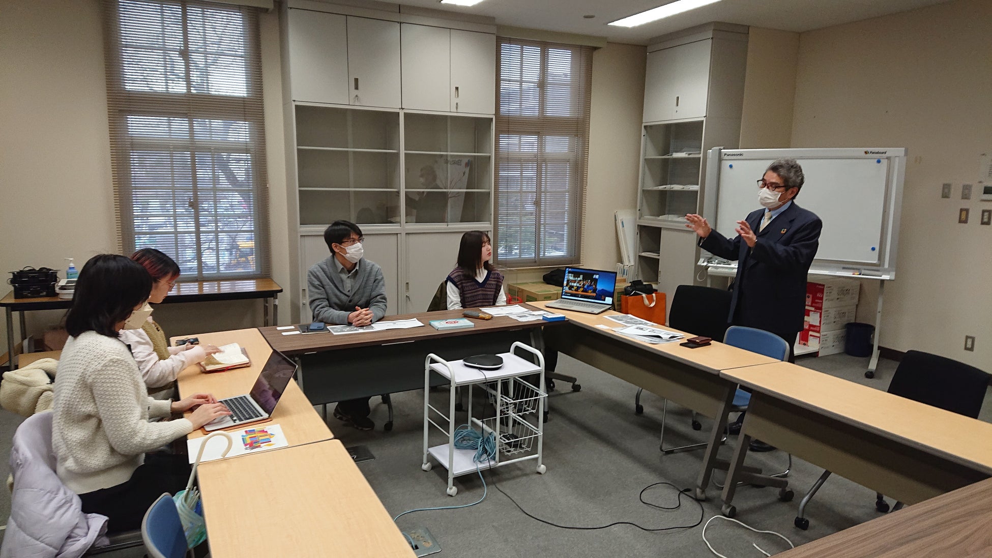 これまでの岡山大学TFTの活動を説明する町田准教授（右）