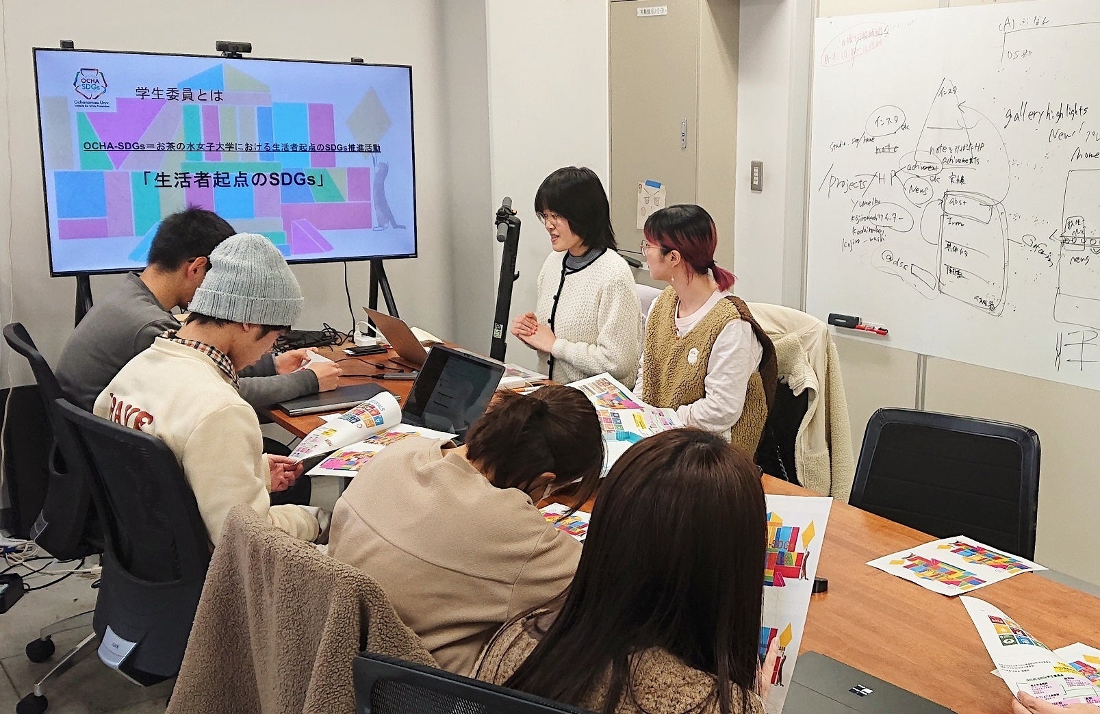 岡山大学DS部員にお茶の水女子大学SDGs学生委員会の取り組みを紹介する中村さん（中央）